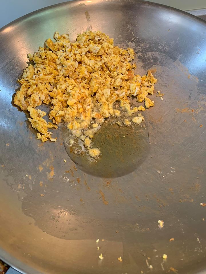 將炒好的蛋推到一旁，下橄欖油。