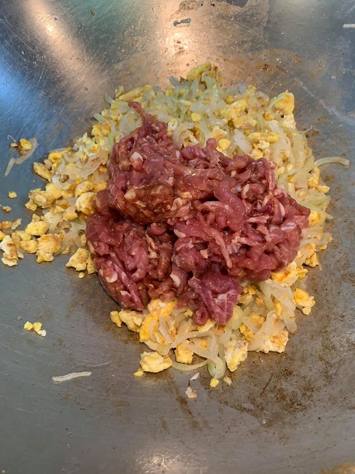 下肉絲，繼續炒。