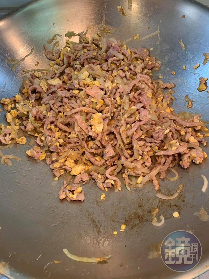 炒到肉絲變成絲絲分明，便可準備下米粉了。