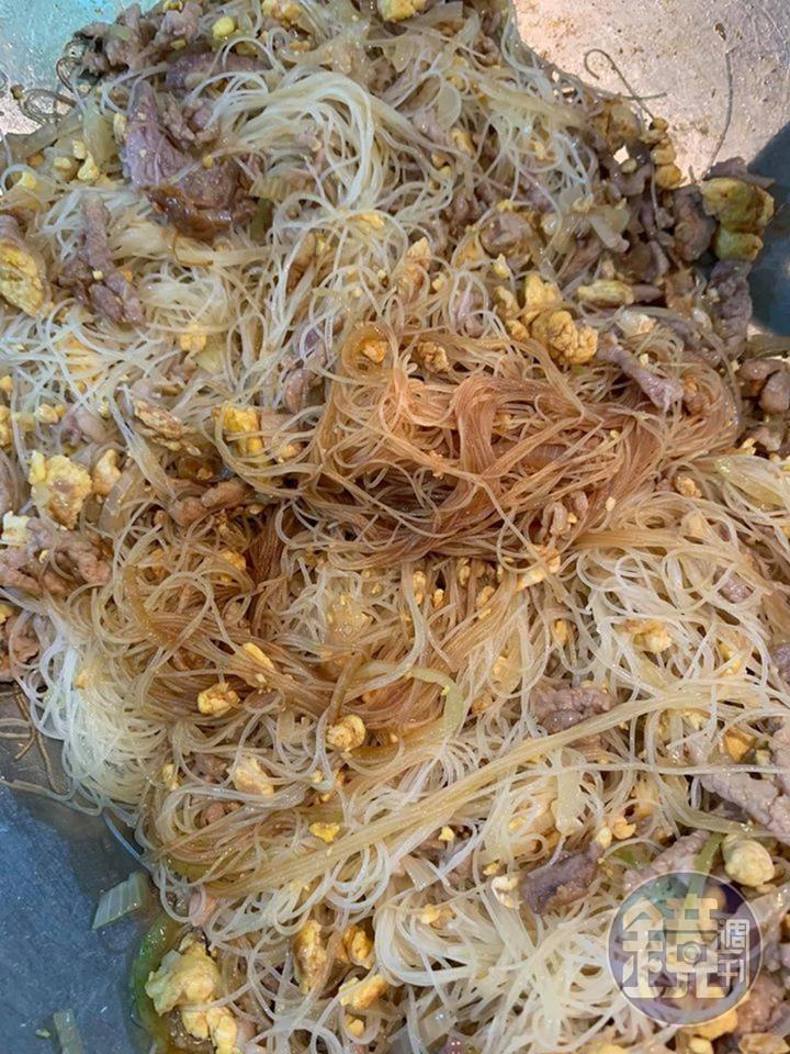 加鹽2小匙與少許醬油上色。