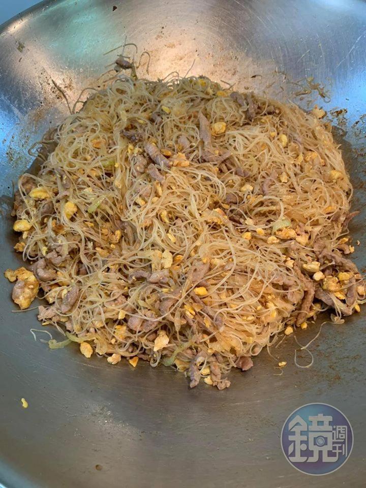 繼續翻炒到乾鬆均勻。