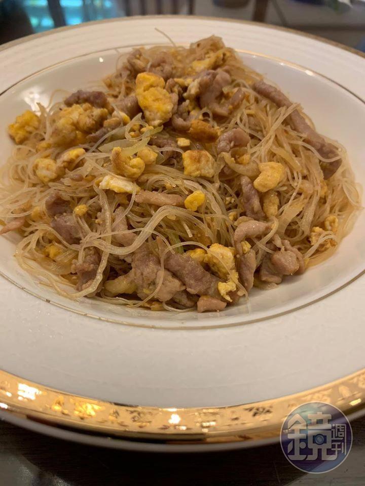 裝盤上桌，我的料好像放太多了。