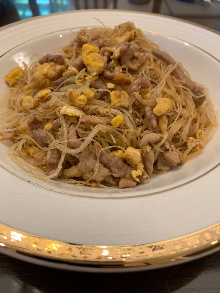 裝盤上桌，我的料好像放太多了。