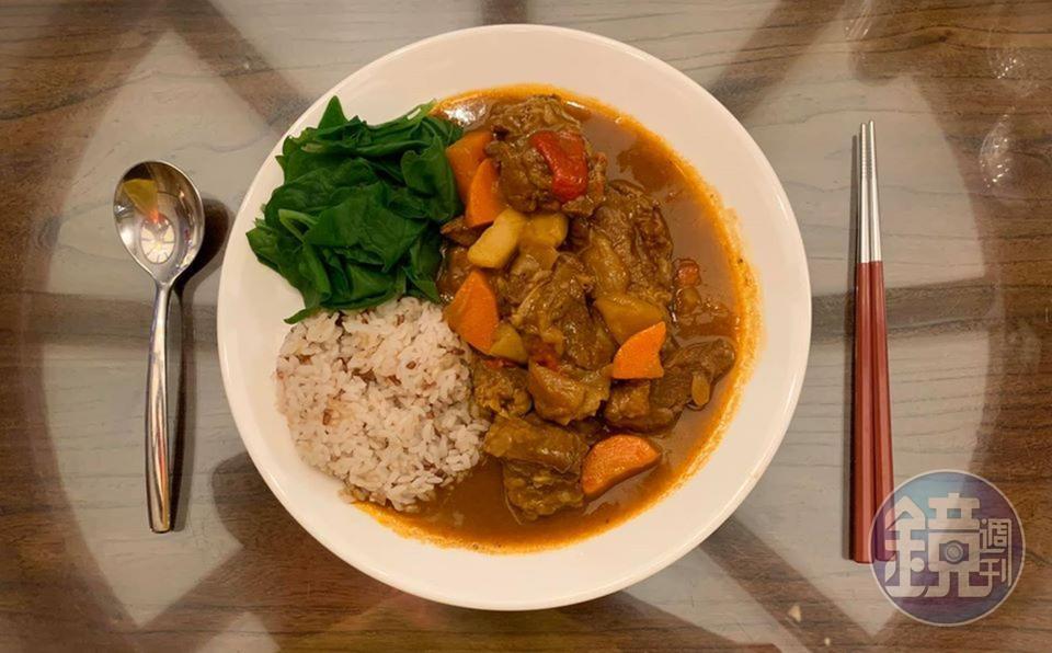 紅色的「咖哩牛肉飯」配上綠色的小菠菜，是適合春夏之交的護心保肝組合。