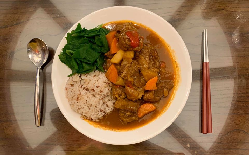 紅色的「咖哩牛肉飯」配上綠色的小菠菜，是適合春夏之交的護心保肝組合。