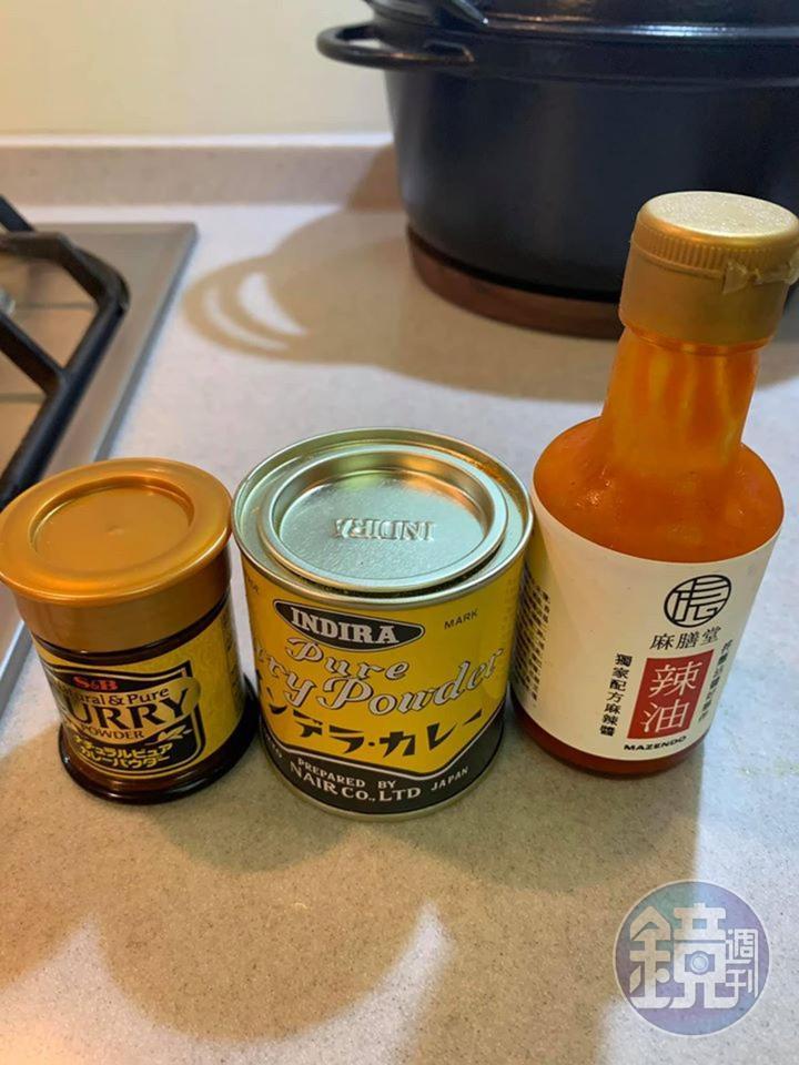 今日主要調味料：2種咖哩粉與辣油。左邊的比例多些。因為辣油剩一點點，覺得分量剛好，就用掉，否則會用辣椒粉。