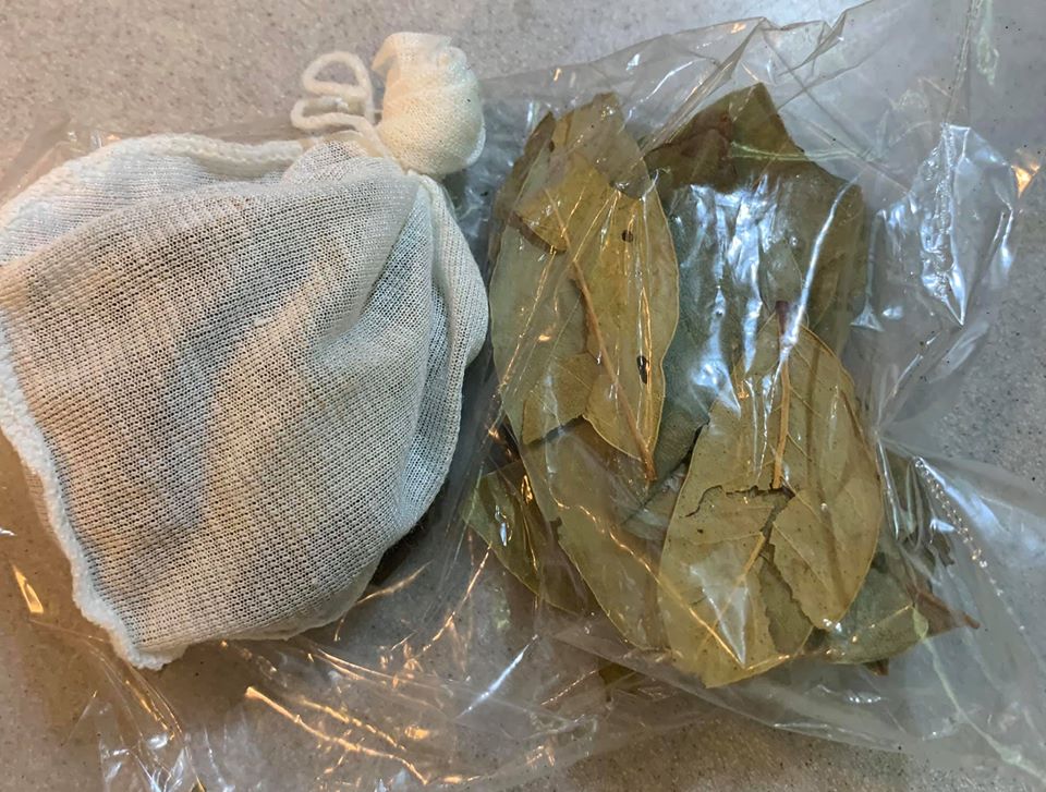 中式滷包與肉桂葉。