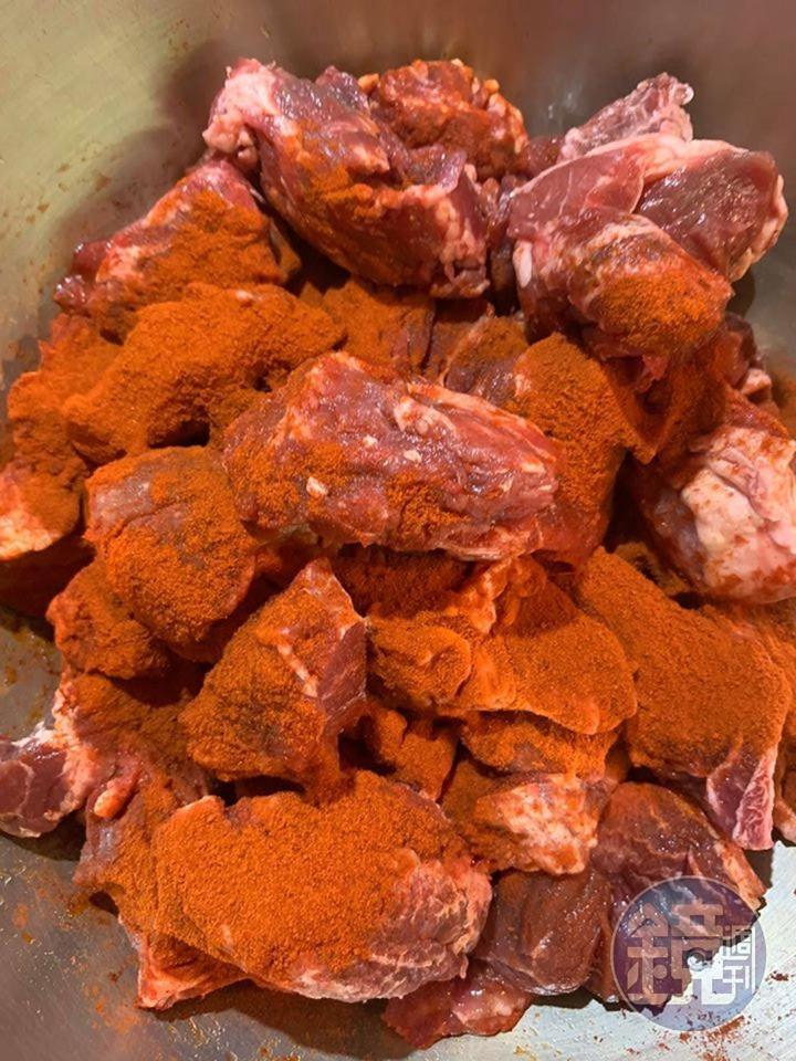 將牛肉均勻裹上紅椒粉靜置，等於有醃漬效果。