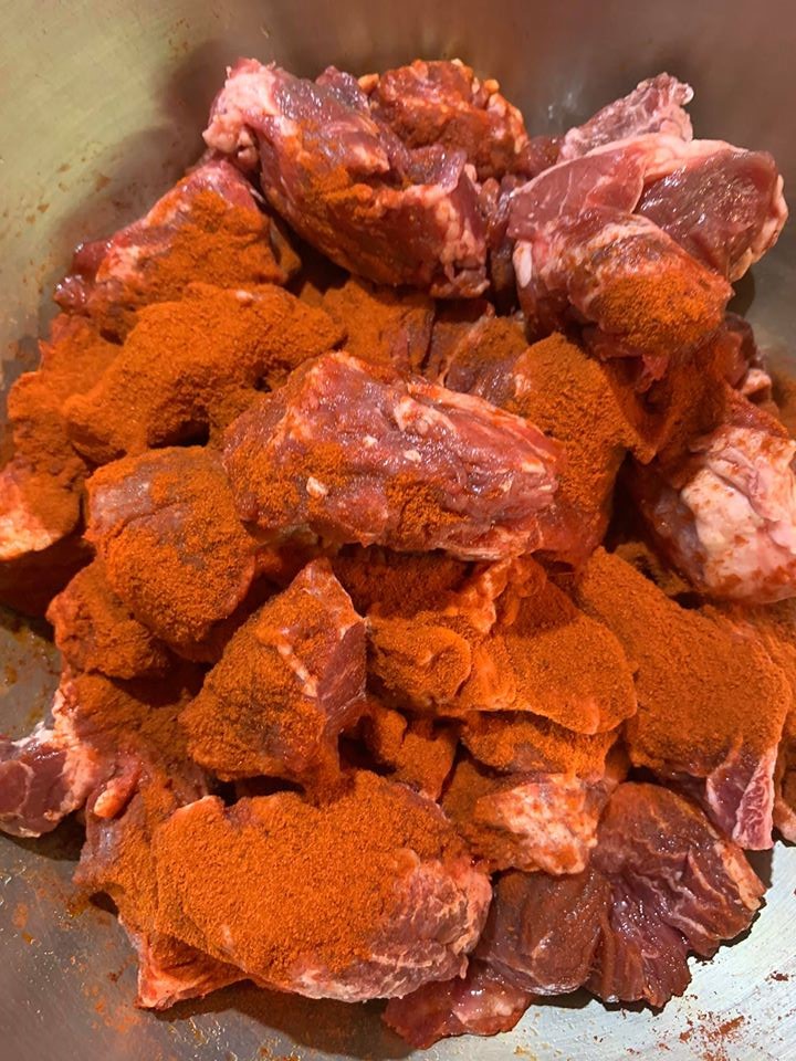將牛肉均勻裹上紅椒粉靜置，等於有醃漬效果。
