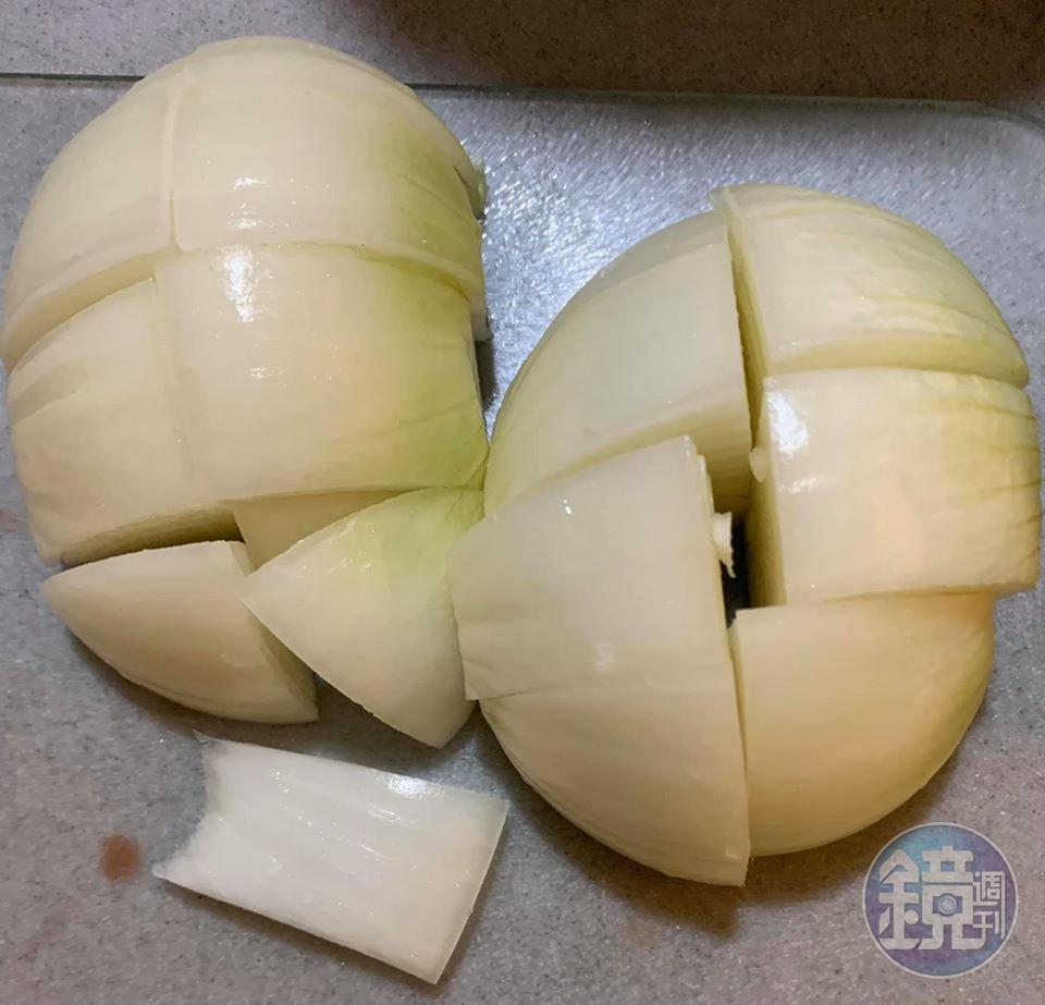 洋蔥切塊。