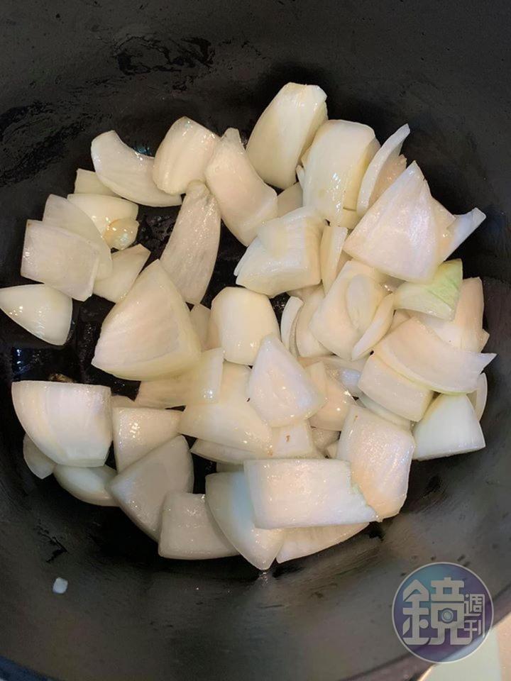 熱鍋入油開始炒洋蔥。