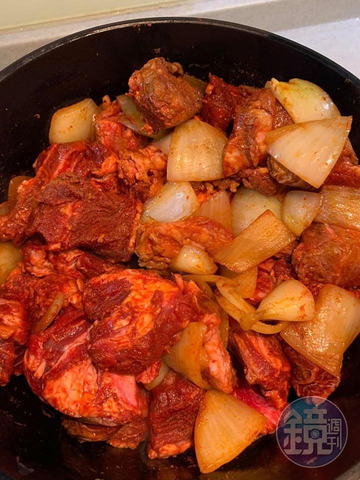 將牛肉塊完全放進鍋中。