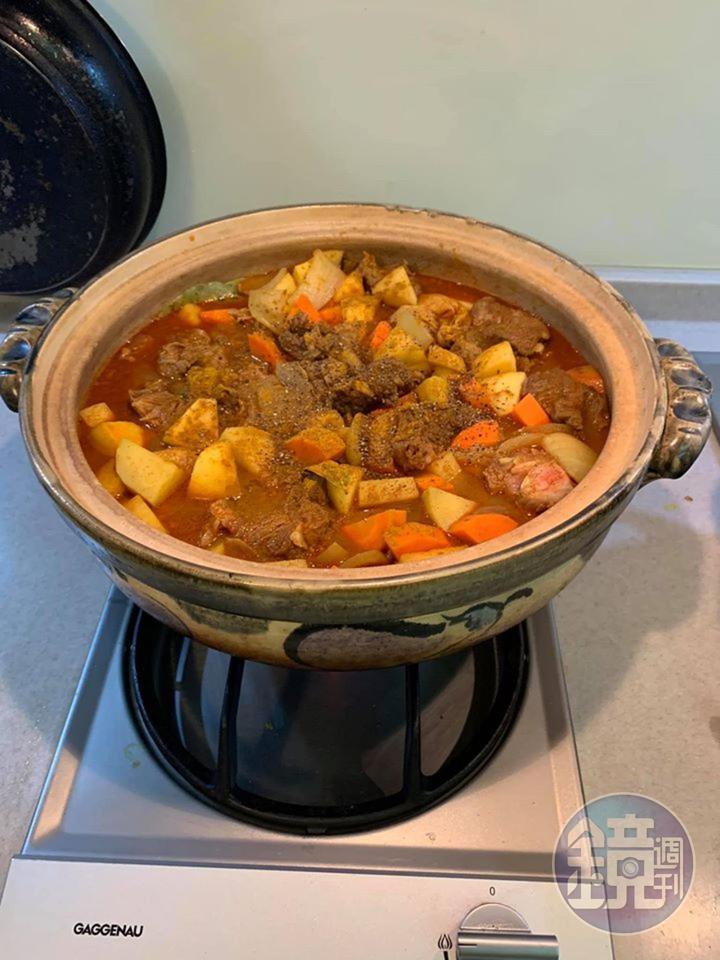 在鍋中加水至確定可以翻攪所有食材。