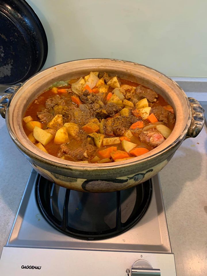 在鍋中加水至確定可以翻攪所有食材。