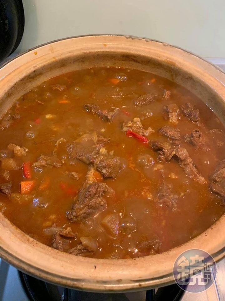 掀蓋，完美的一鍋紅咖哩牛肉完成。