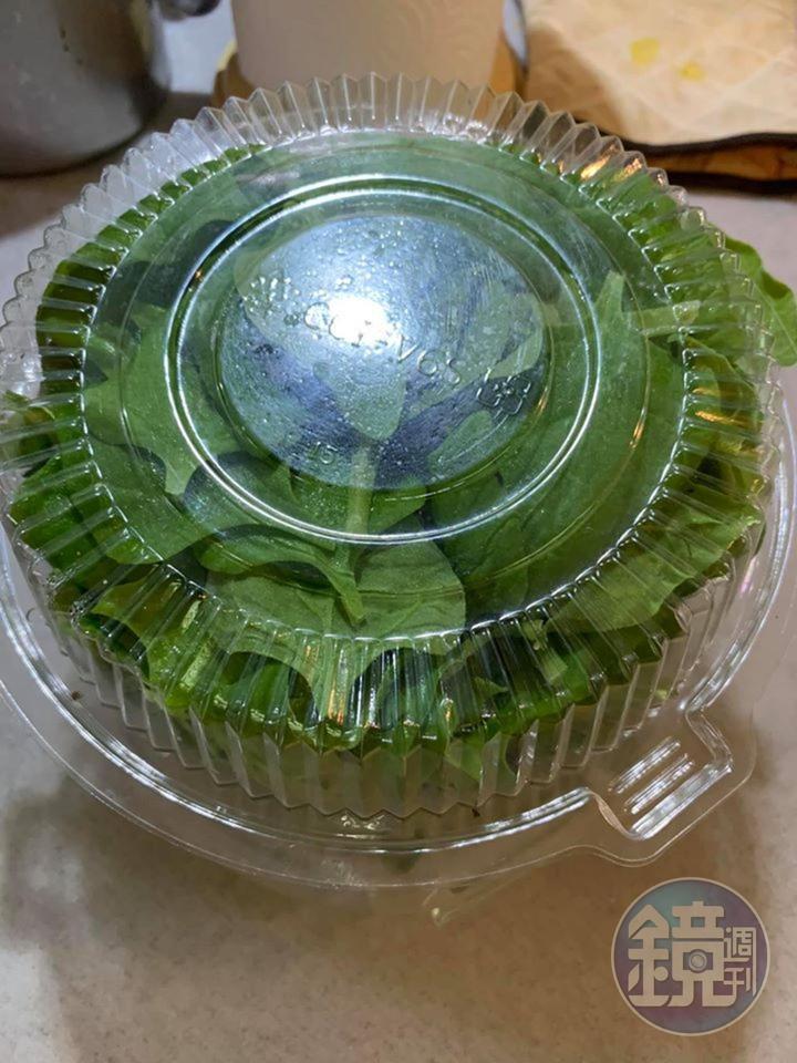 汆燙小菠菜，一變色就要取出。