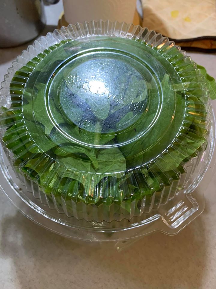 汆燙小菠菜，一變色就要取出。