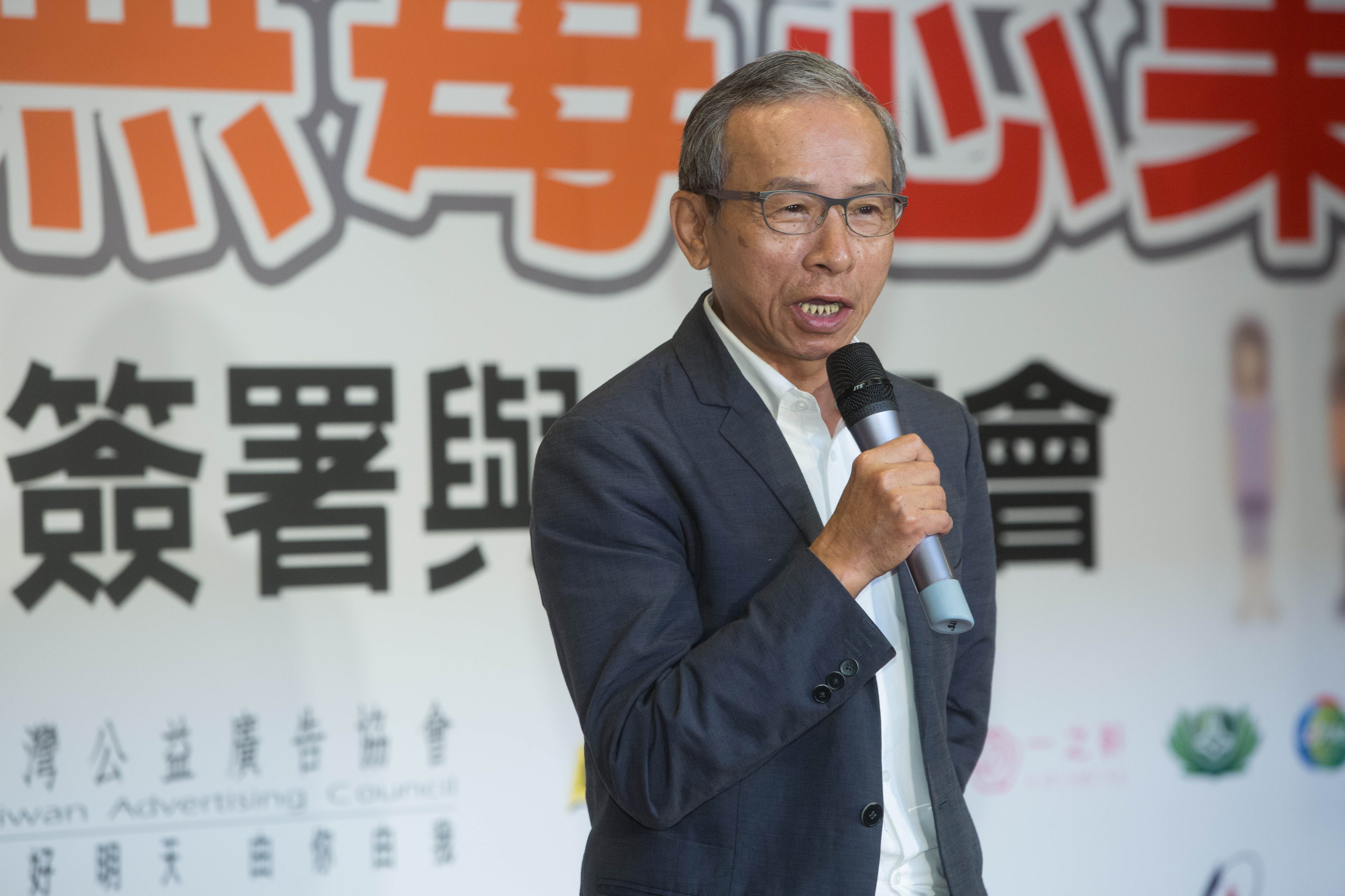 導演吳念真日前痛失擁有80萬粉絲的FB專頁，本周四將利用新專頁加入《綠光返笑日—綠光夜總會》直播之夜。