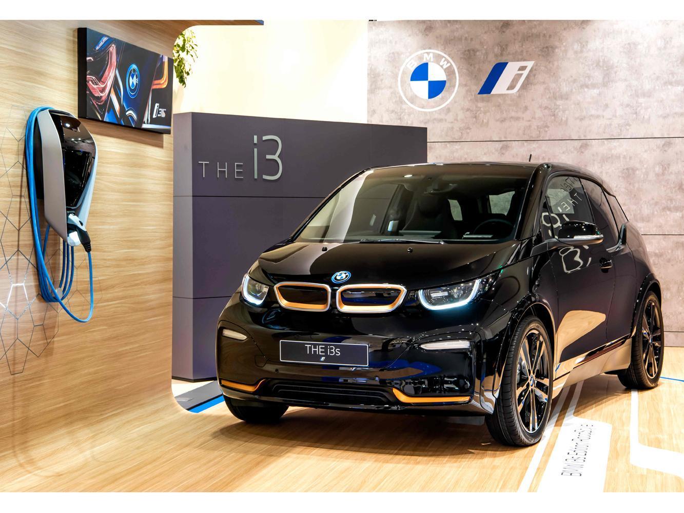 全新BMW i3s Edition RoadStyle特仕版車身塗裝採用「Fluid Balck流體黑色」，搭配銅色雙腎型水箱護罩邊框，塑造出鮮明的個性化風格。