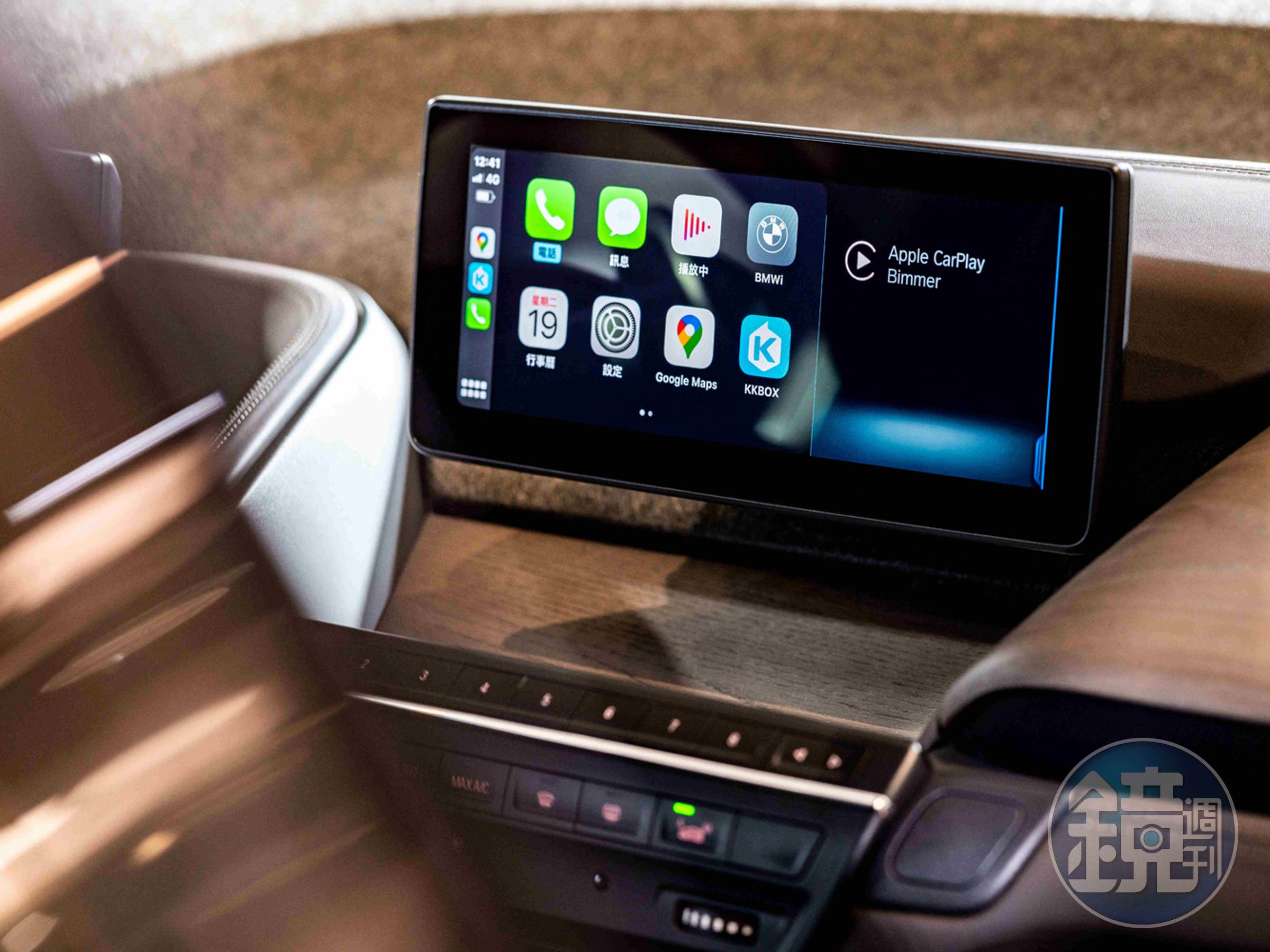 全新BMW i3s Edition RoadStyle特仕版標準配備的Apple CarPlay整合系統、智能衛星導航系統與旅程諮詢秘書等便利配備，提供車主便利的行車體驗。