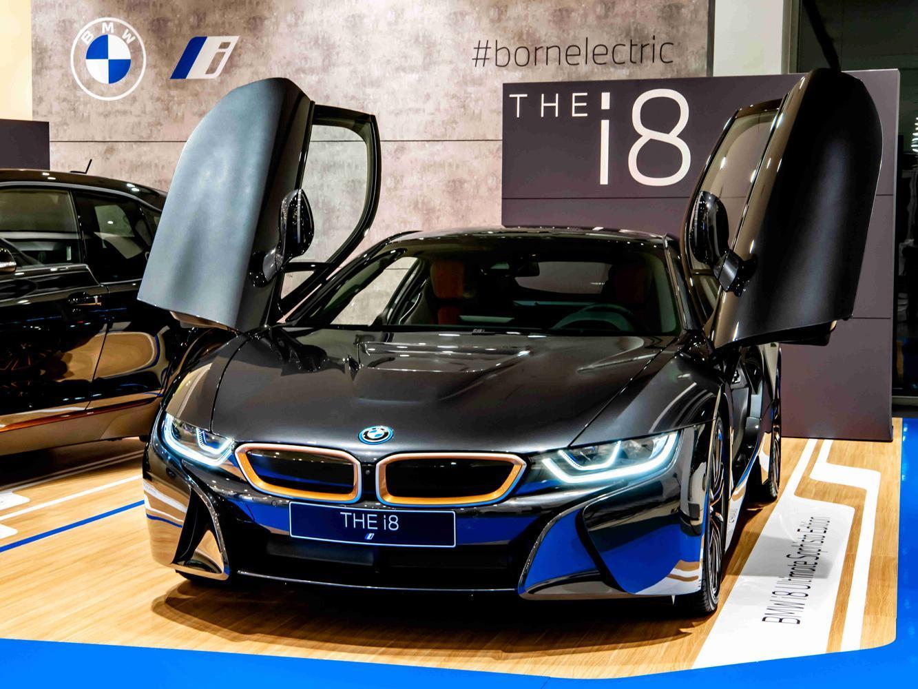 全新BMW i8 Ultimate Sophisto Edition特仕版外觀車色以「Sophisto Grey 深灰色」單一選擇，搭配銅色側裙飾條，勾勒新世代跑車的未來樣貌。