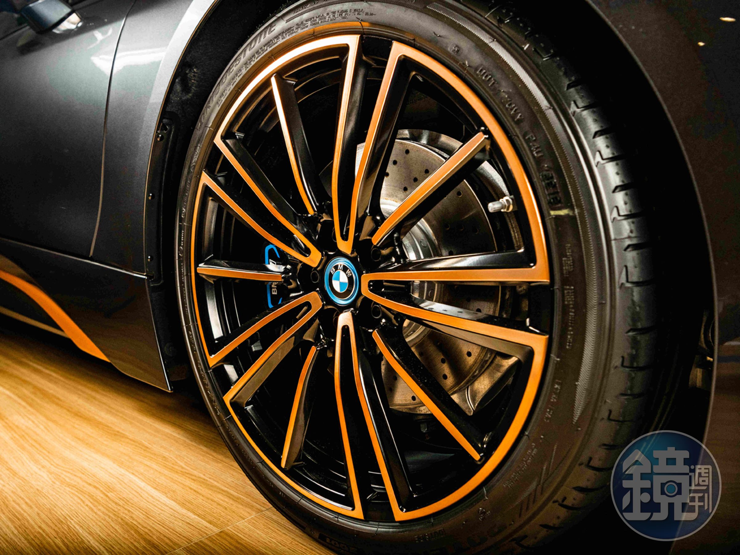  全新BMW i8 Ultimate Sophisto Edition特仕版標準配備20吋多輻式黑銅雙色烤漆輪圈，搭配高光澤黑色烤漆處理的煞車卡鉗，突顯其出眾的性能風格。