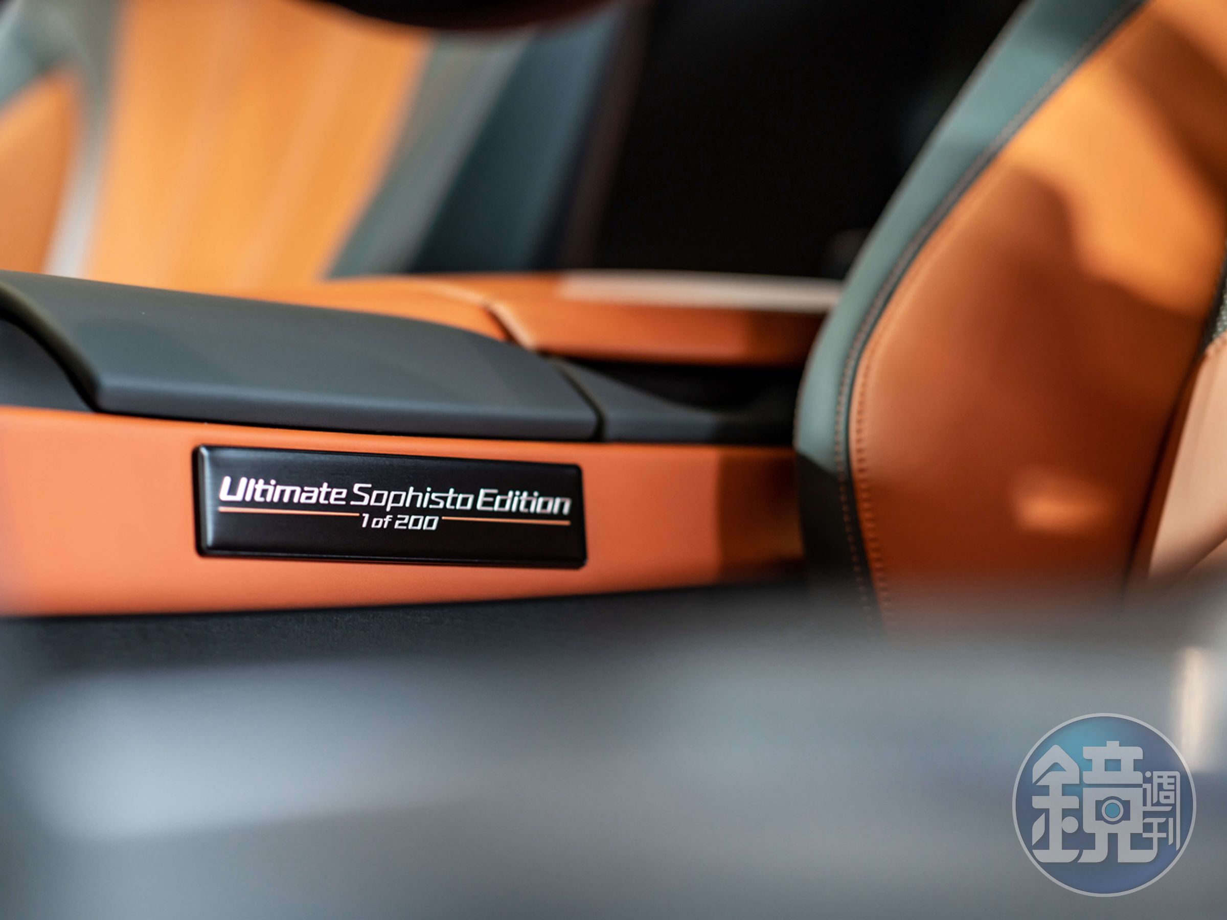  全新BMW i8 Ultimate Sophisto Edition特仕版專屬銅色天然真皮內裝與「1 of 200 Ultimate Sophisto Edition」字樣的車型銘牌，彰顯其限量典藏的不凡身份。