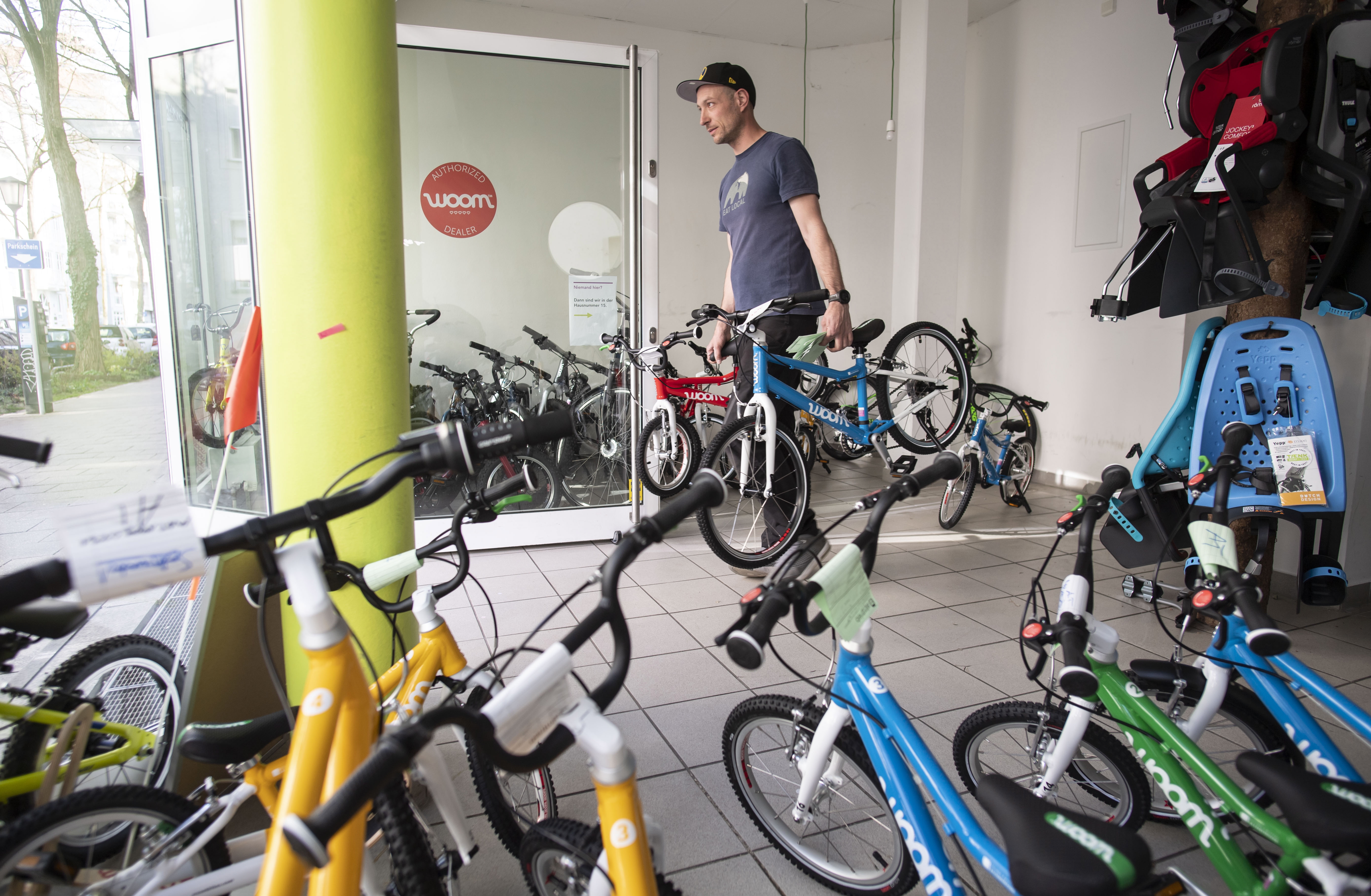 封城時期，騎自行車蔚為風潮。圖為德國慕尼黑一間自行車商店準備宅配客戶預購的腳踏車。（東方IC）