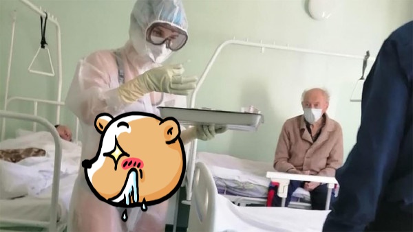 俄羅斯1位20多歲女護理師，因防護服太悶熱，竟大膽穿內衣褲值班。（翻攝自推特）