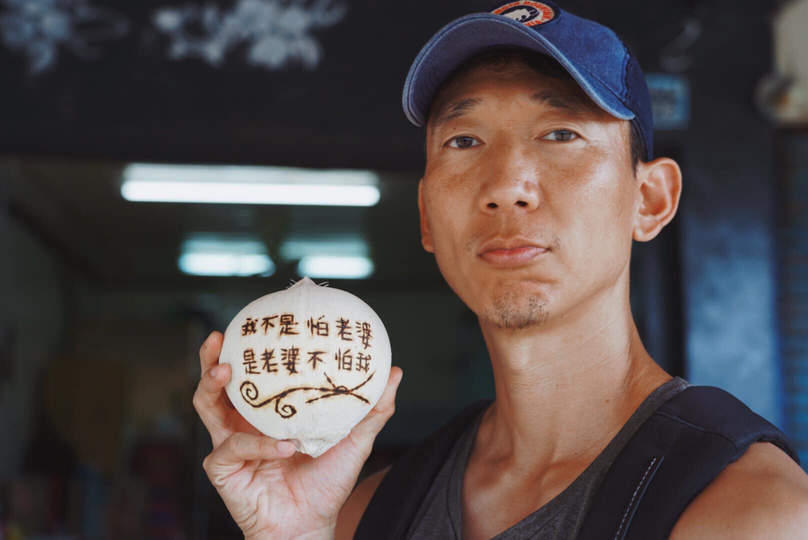 隋棠趕緊發文澄清，並放上老公Tony手中拿著椰子噘嘴的照片。（翻攝自隋棠 Sonia Sui臉書）