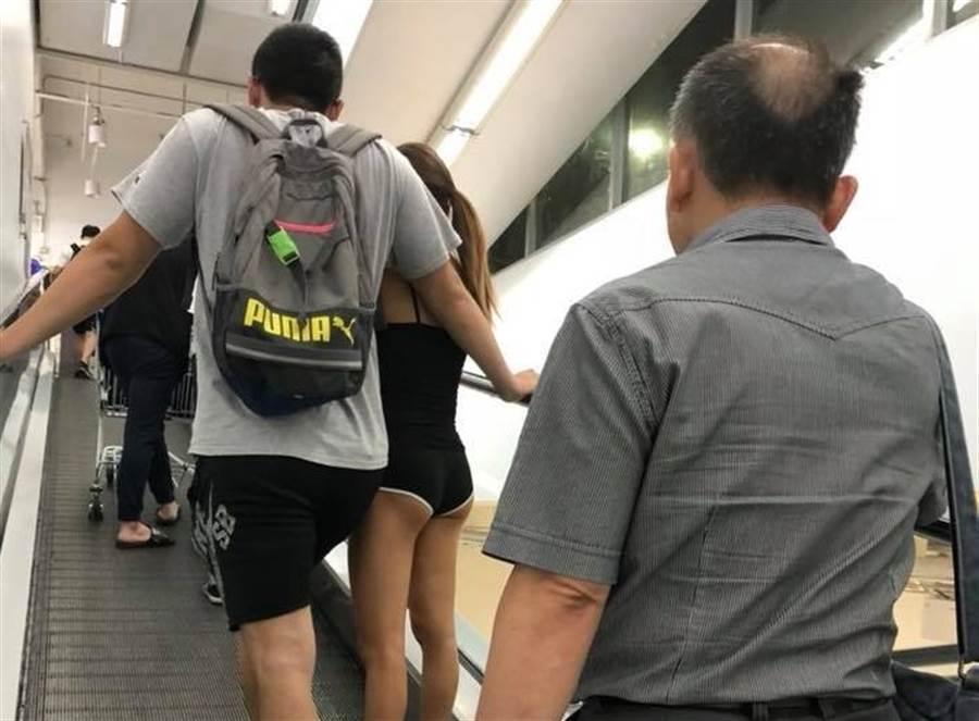 一位網友逛大賣場,意外捕捉馬尾妹優質好身材。(翻攝自臉書)