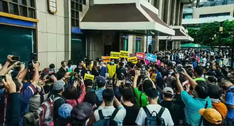 罷韓團體在北車發放黃絲帶，吸引大批民眾踴躍排隊索取。（翻攝自Wecare高雄臉書）