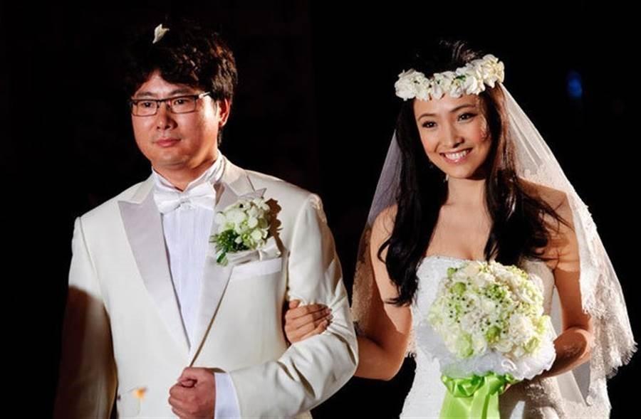 周成海(左)對白靜(右)一見鍾情,兩人於2008年登記結婚、2010年補辦婚禮。(翻攝自百度百科)