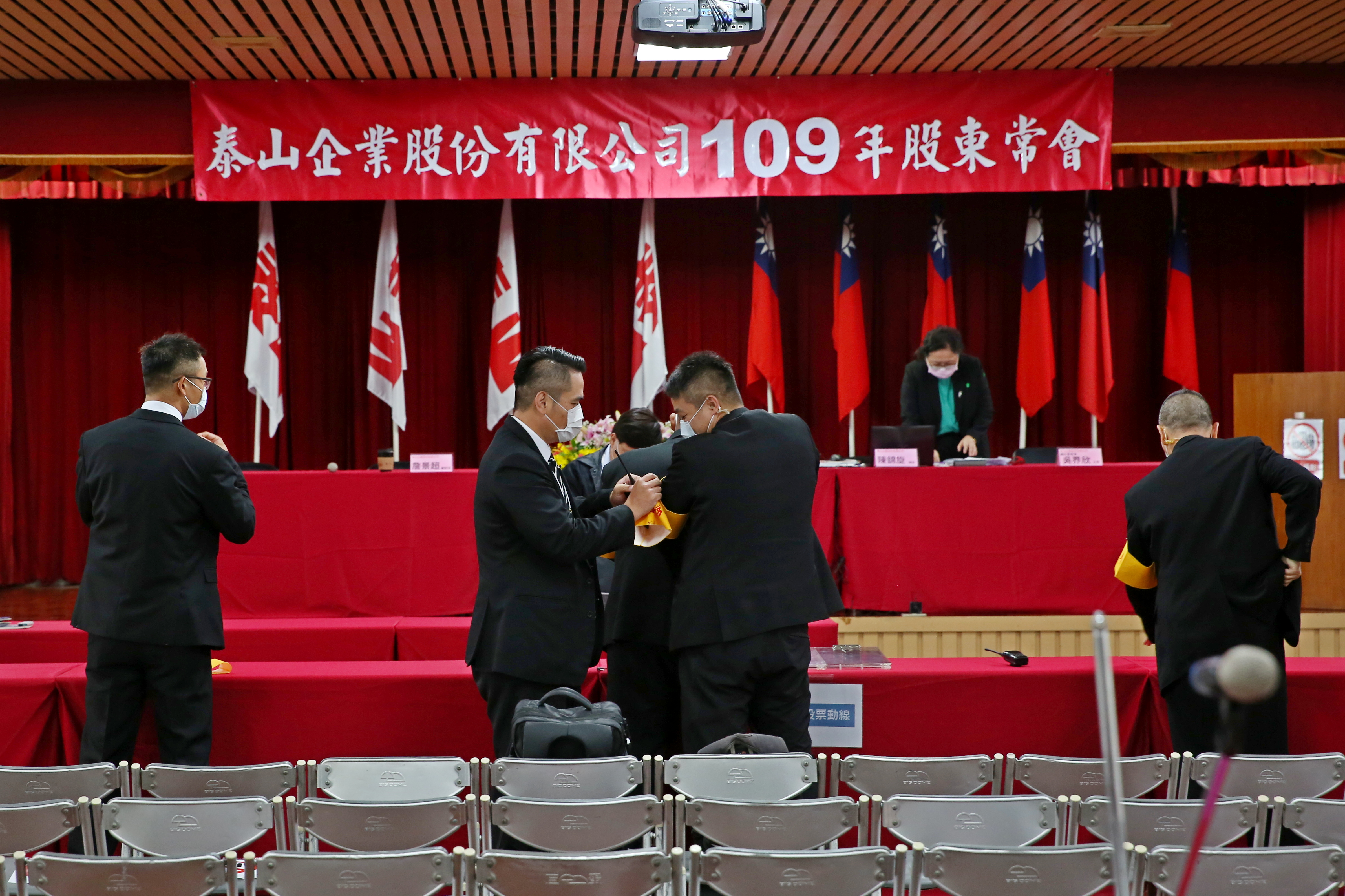 在詹逸宏、詹景超等公司派積極徵求委託書下，股東會通過修訂公司章程擴大資本、增加董監席次等案。