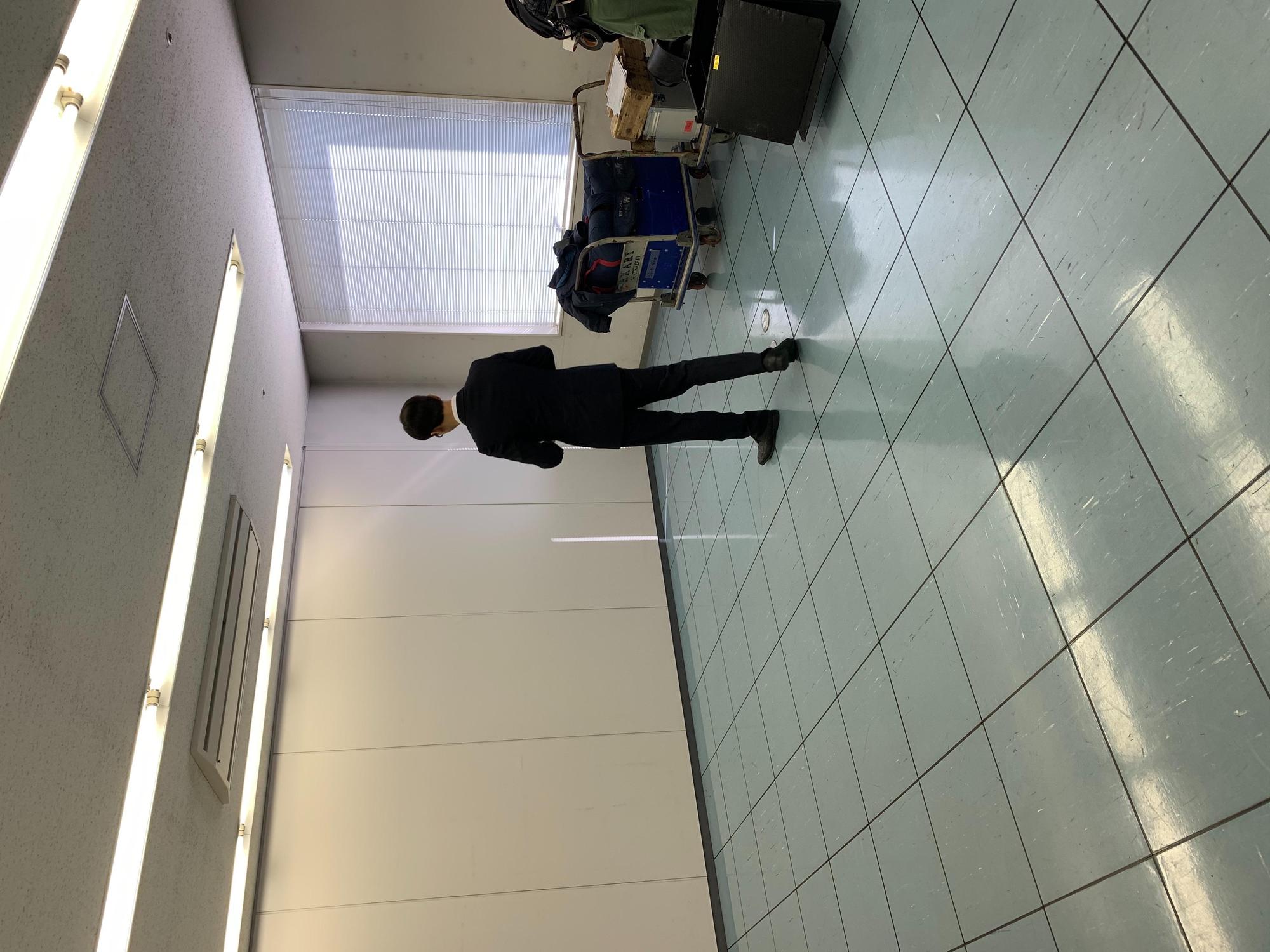 柯朋宇為了演出導演設計的小動作,在旁邊練習打噴嚏。(衫朋娛樂提供)