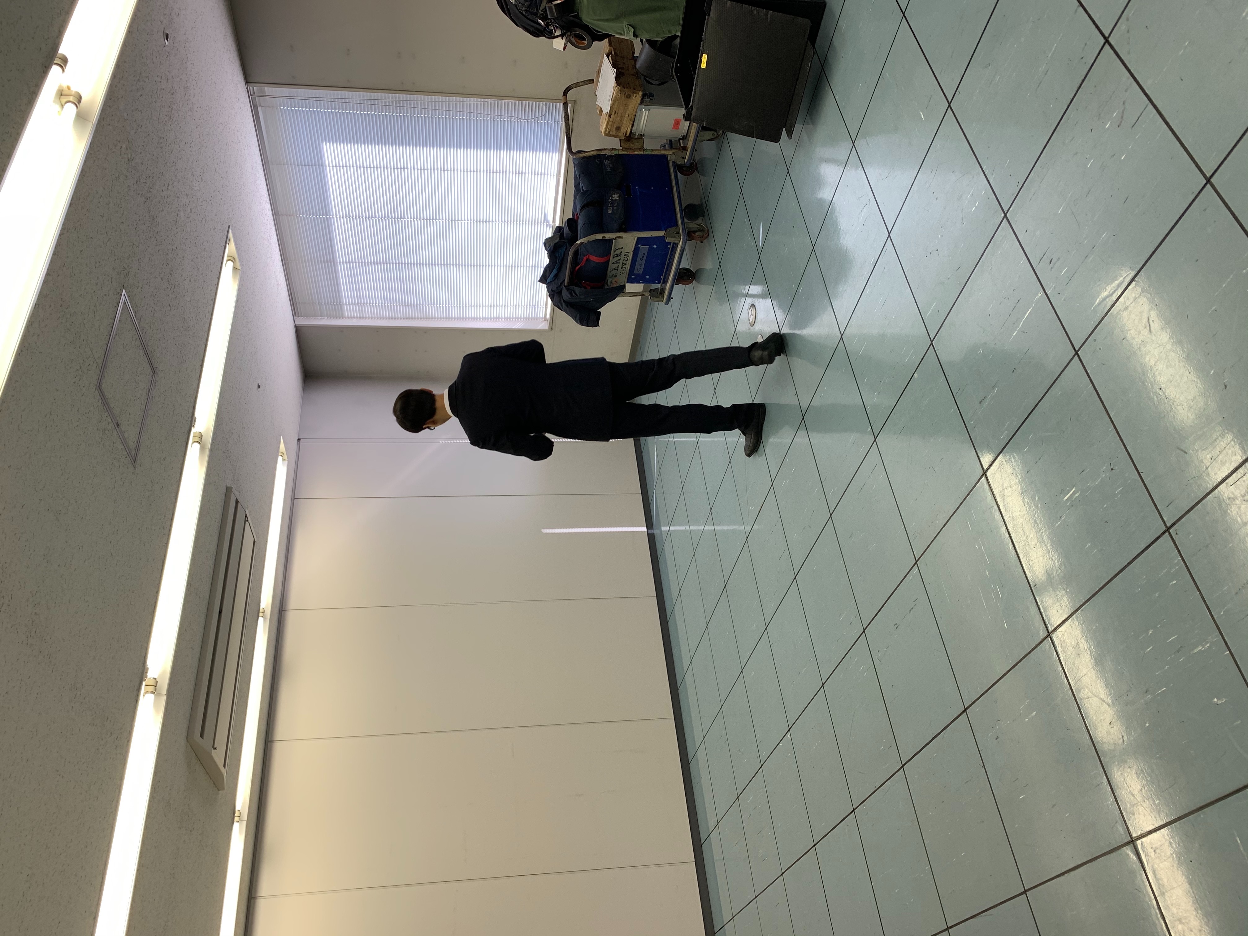 柯朋宇為了演出導演設計的小動作，在旁邊練習打噴嚏。（衫朋娛樂提供）