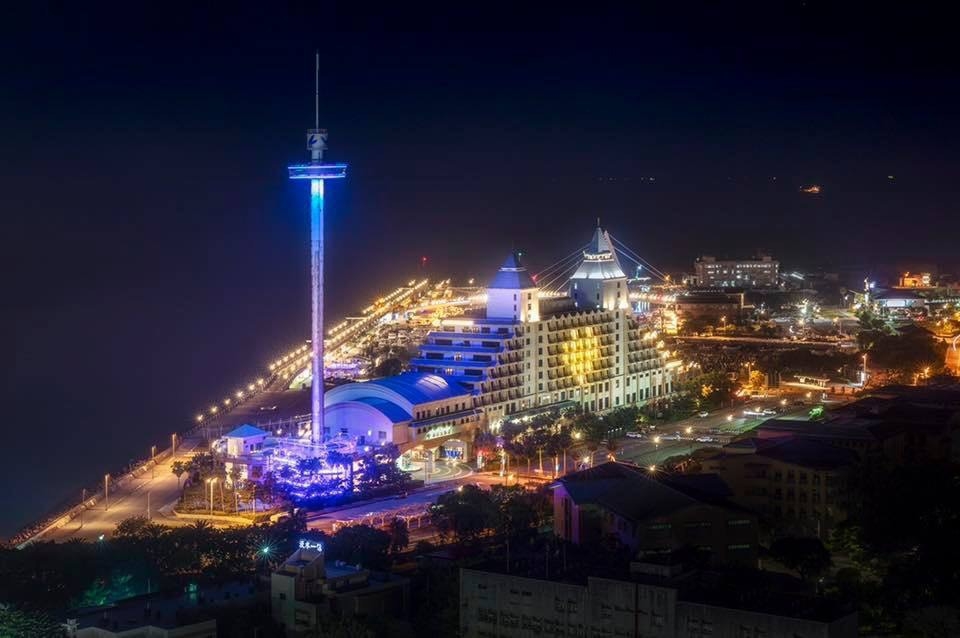 淡水漁人碼頭福容大飯店的房間，排出愛心圖樣，為抗疫英雄加油打氣。（文化總會提供）