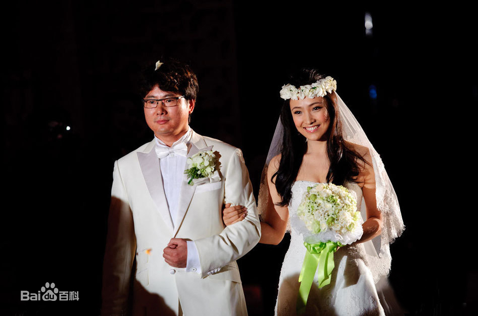 富商周成海不顧母親的反對,堅持與原配離婚,並與白靜再婚。(翻攝百度)