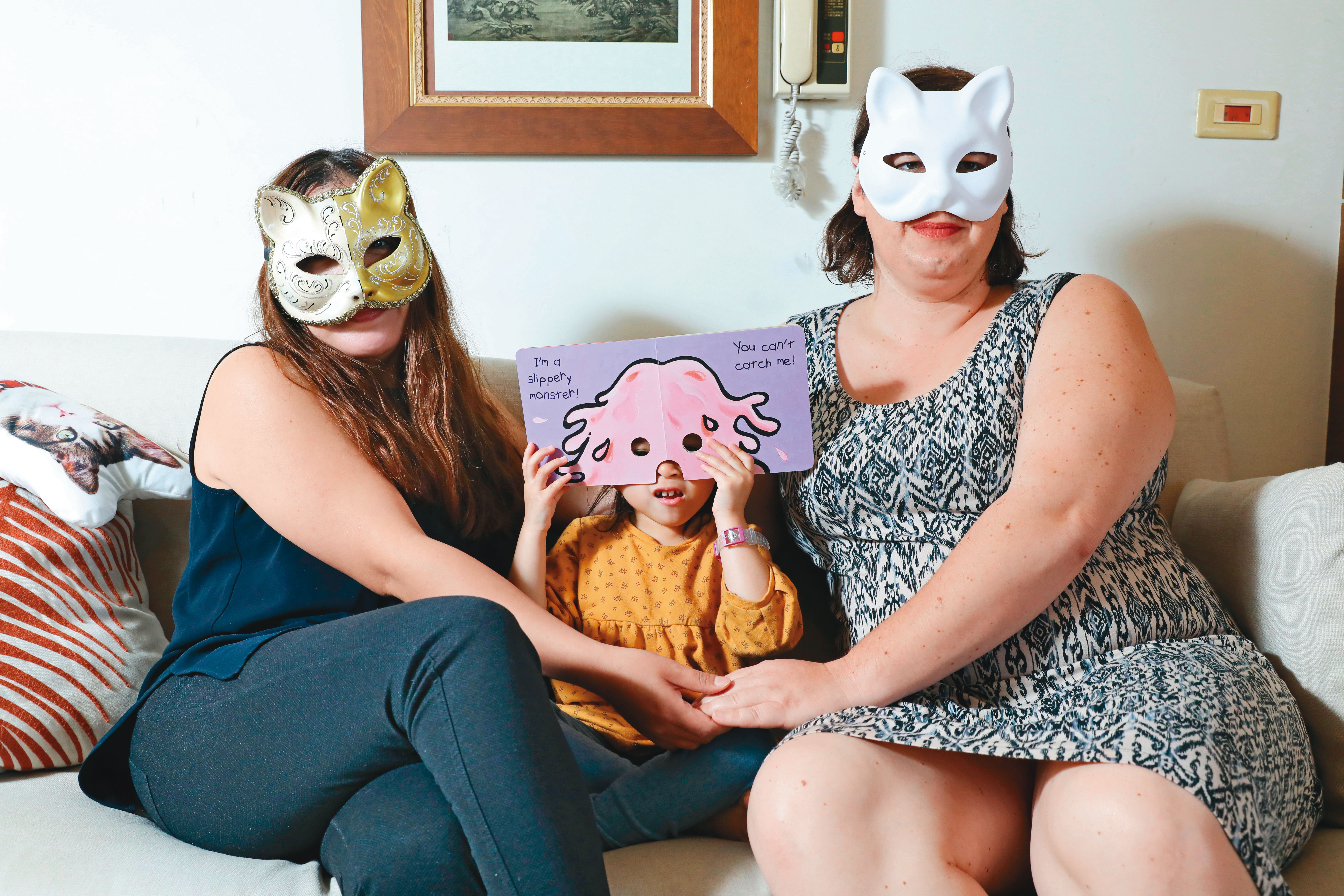 Ray（左）、美國籍伴侶Jordon（右）甫登記結婚，與女兒小海豚組成跨國多元家庭。