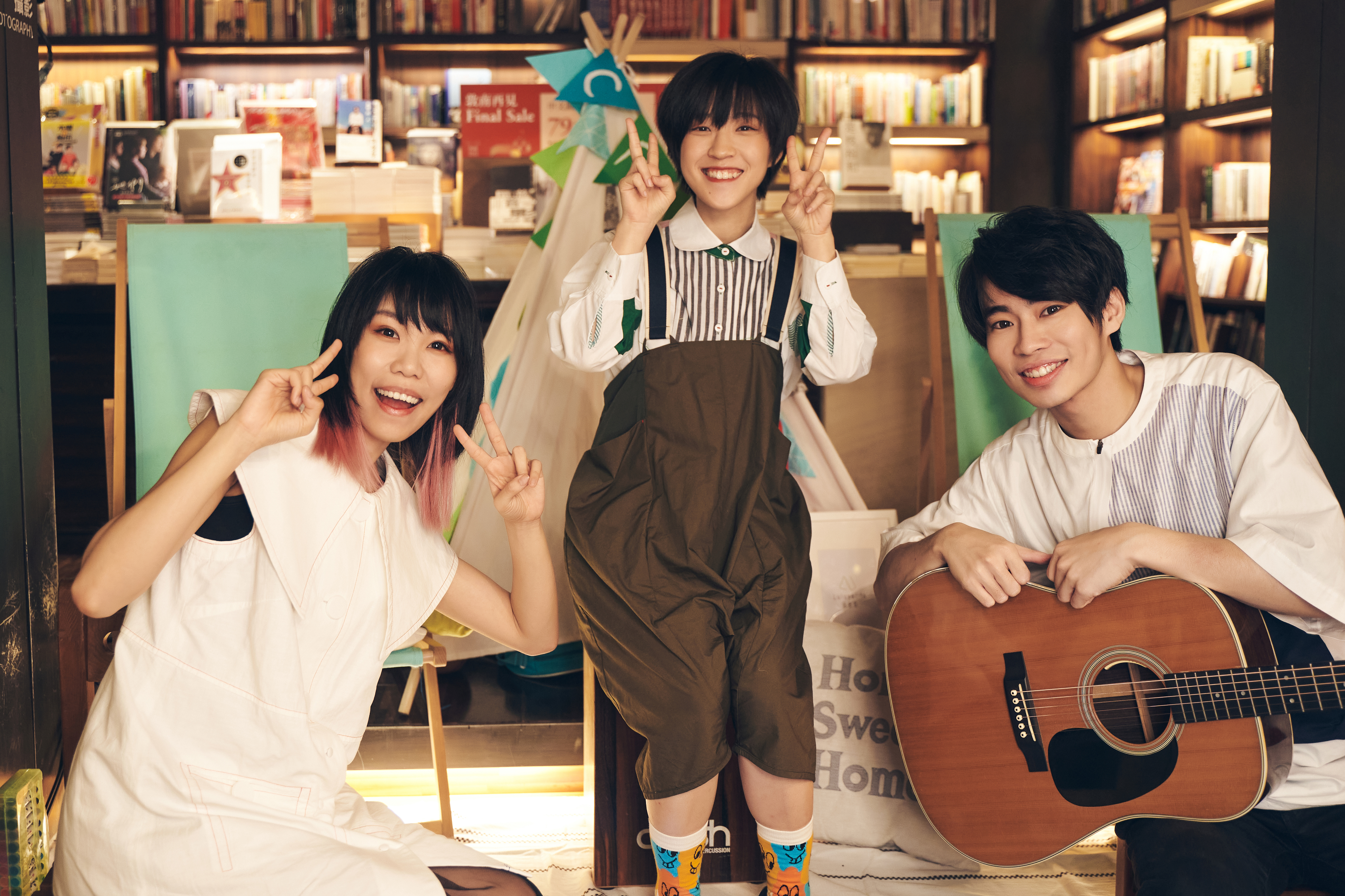 Crispy脆樂團展開24小時馬拉松不眠的直播活動，邀來小球莊鵑瑛（中）助陣。（好多音樂提供）