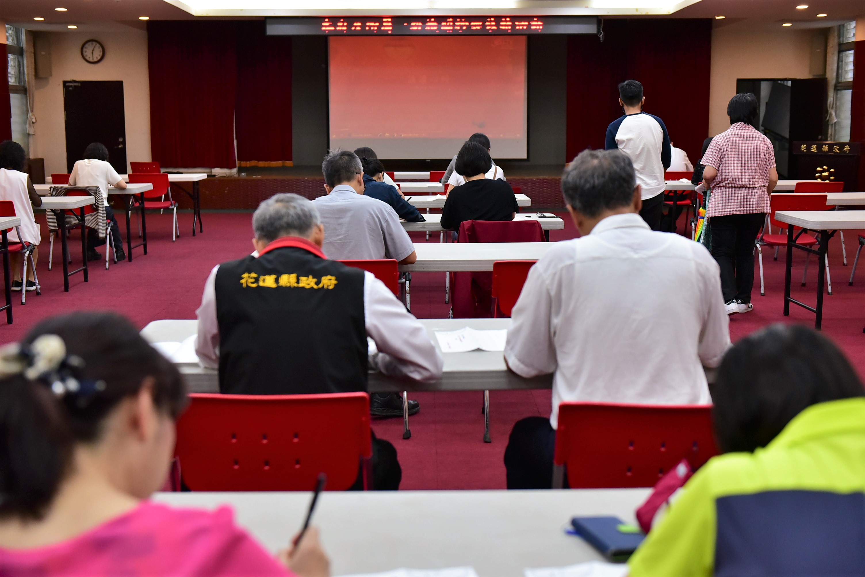 花蓮一級機關各同仁趁著下班之餘共同抄寫經書。（花蓮縣政府提供）