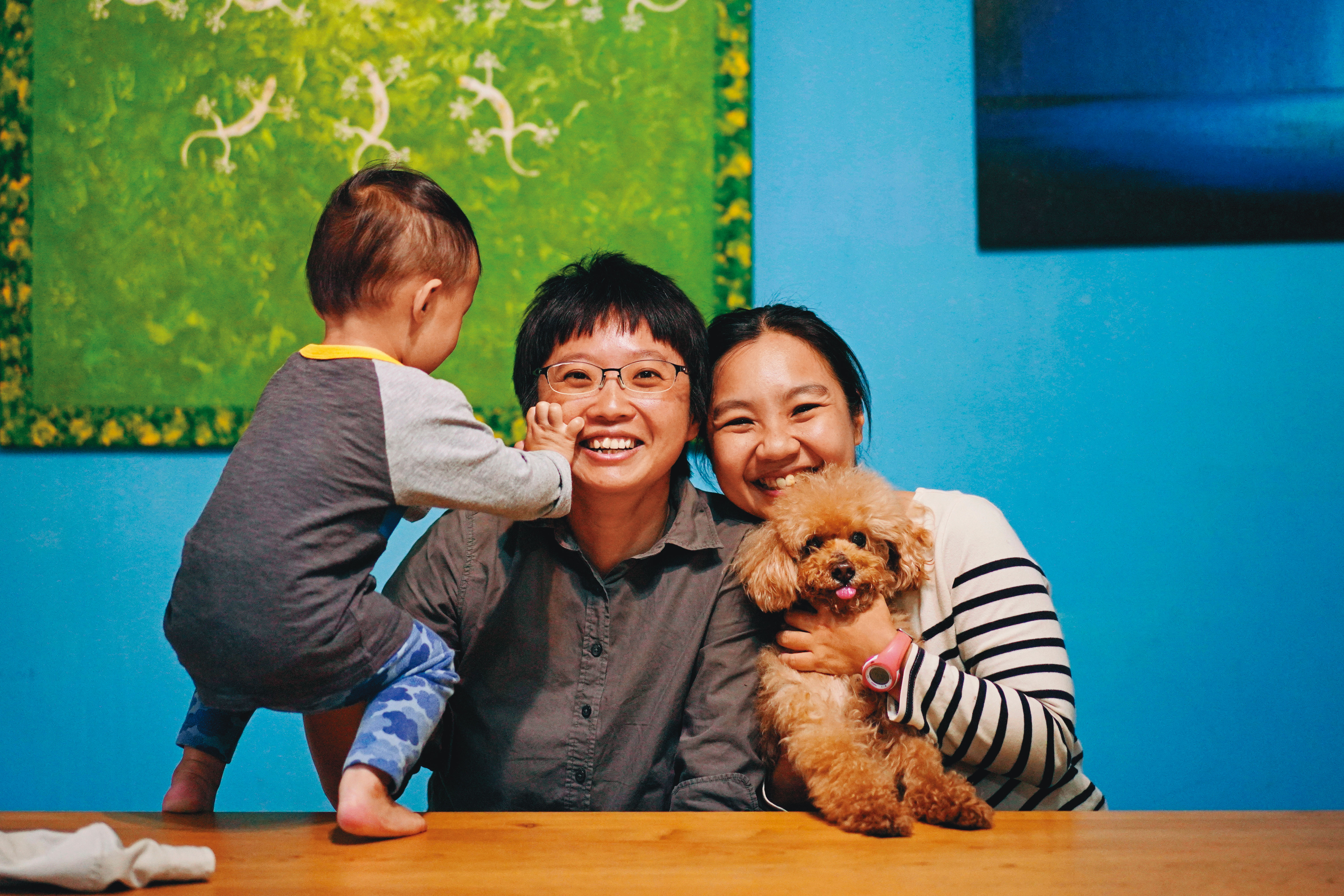 林怡如（中）、陳怡伶（右）收養1歲半的兒子陽陽。