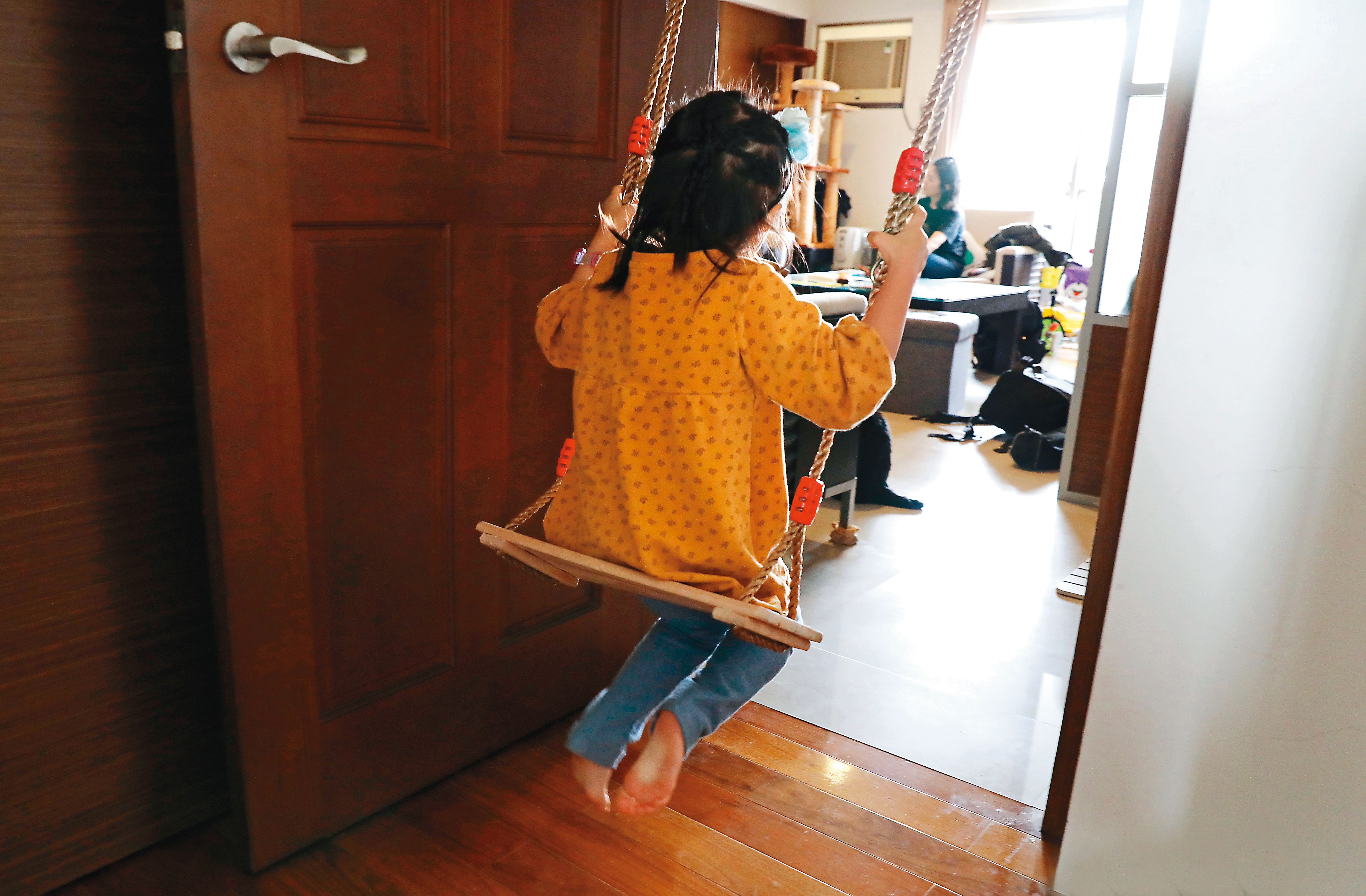 小海豚經過適應與耐心陪伴，如今與2位媽媽相處自在舒服。