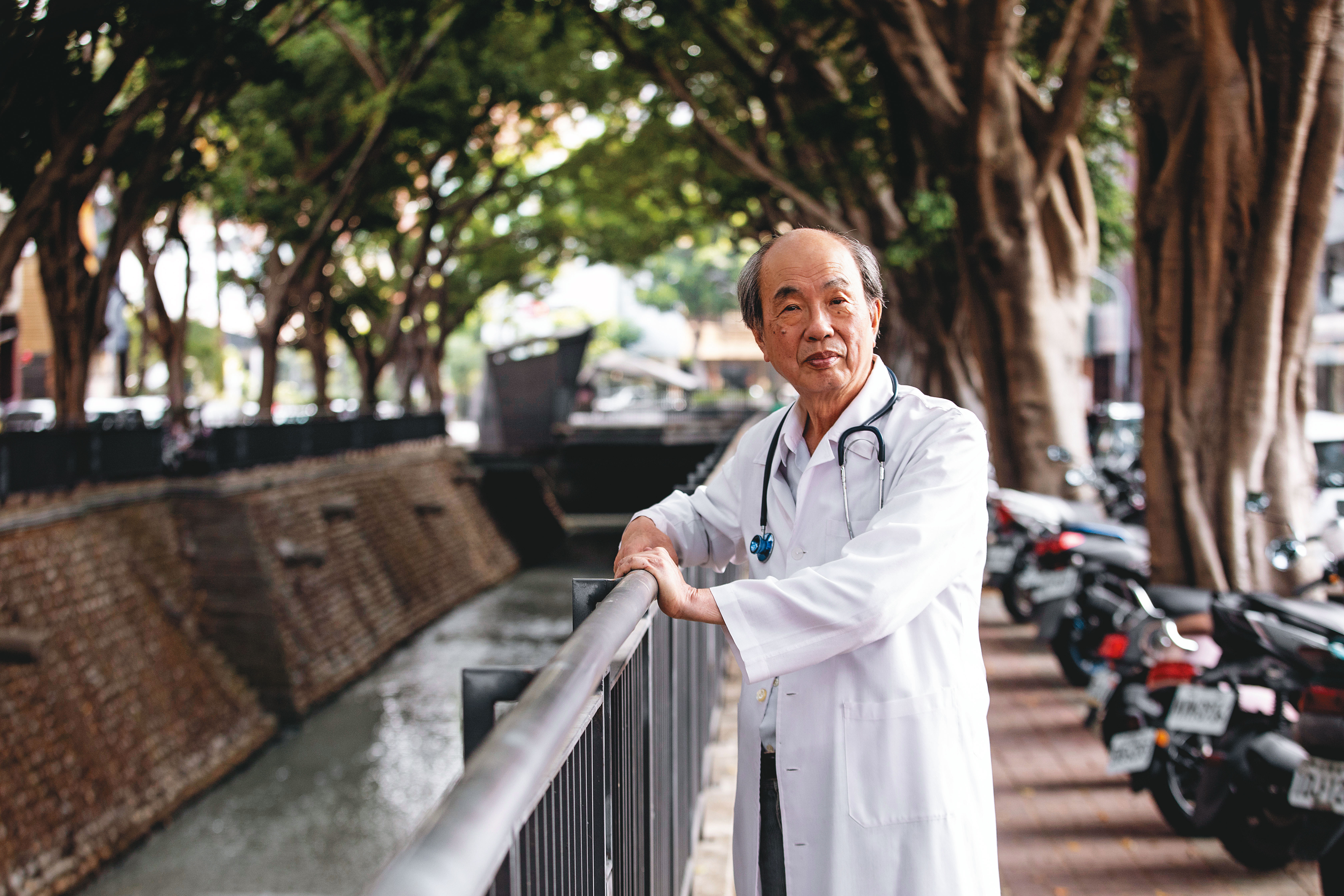 張豐年自稱是不務正業的醫師，因家門前行道樹被砍，一頭栽進環境運動戰場，把外科專業及人文關懷，用來幫助受開發及汙染所苦的人。