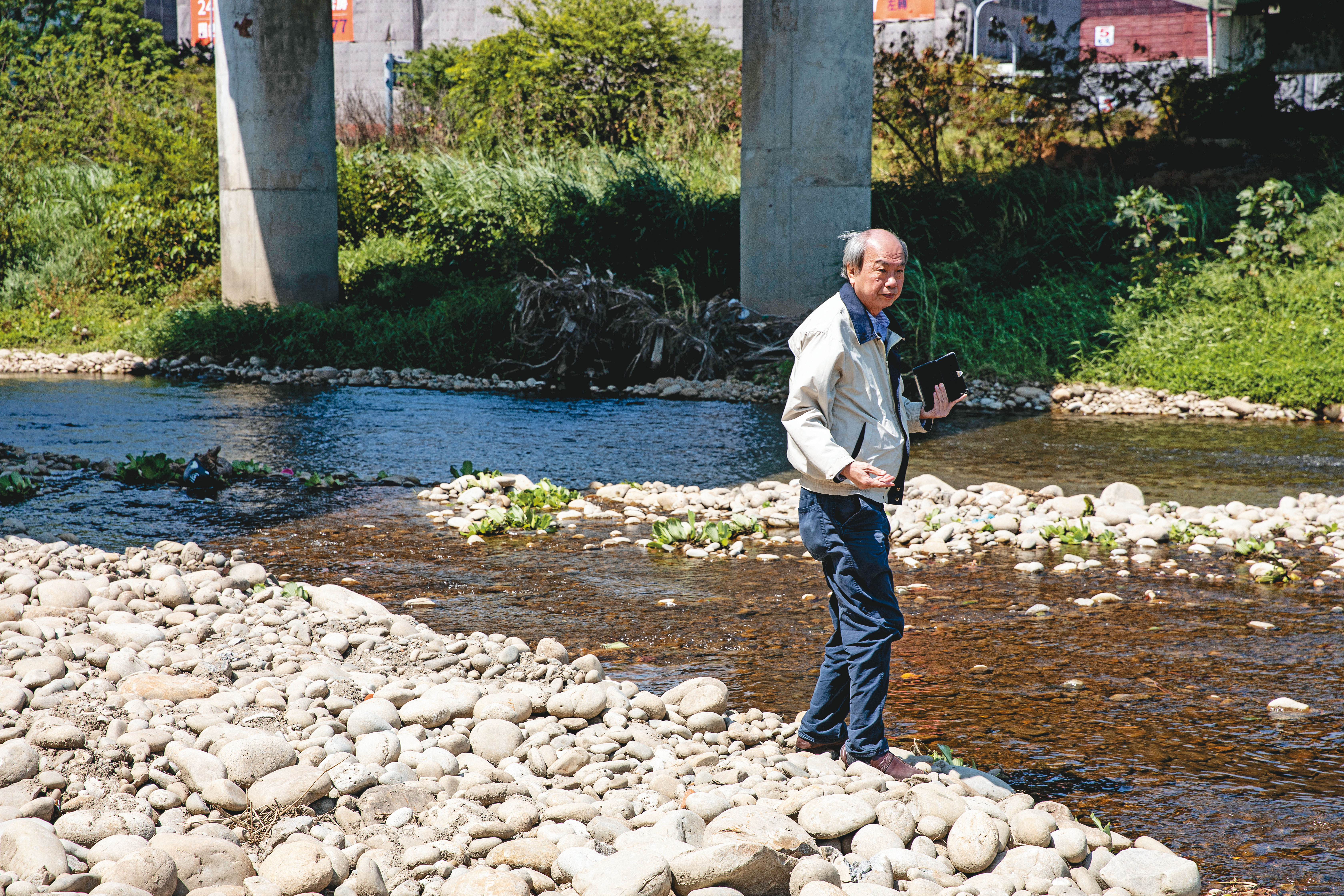 張豐年每週四天外出踏查拍照，每逢大雨更是一定會出門勘查河床狀況，常常忙到半夜1、2點才能睡覺。