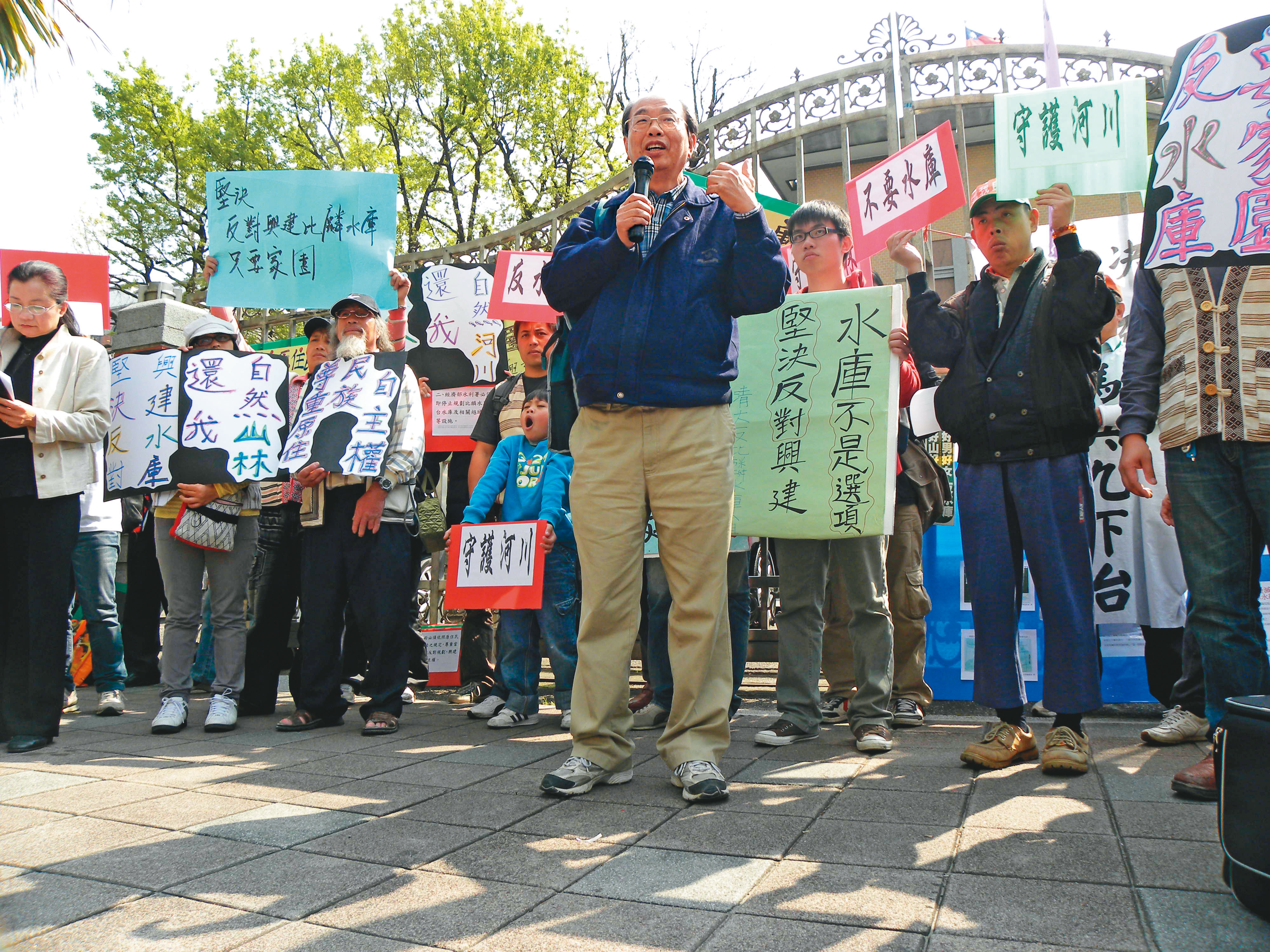 張豐年（中）長期關注水資源議題，開啟環運界對用水問題關注，2010年他與環團一起在立法院開記者會，反對過度興建水庫。（翻攝台灣環境資訊協會 flickr）