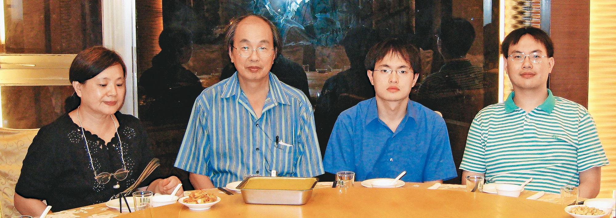 2009年張豐年肝腫瘤轉為惡性，最後大兒子(右)捐出2/3的肝讓他保命，但他情感表達含蓄，5年後才對兒子說謝謝。（張豐年提供）