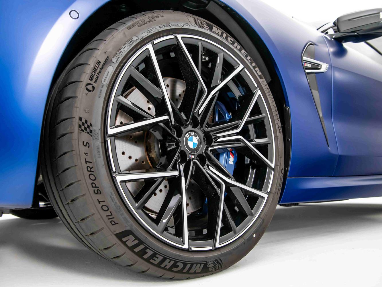 全新BMW M8專屬的20吋M星幅式811M型輪圈，展現出不容錯認的經典M系列血統。