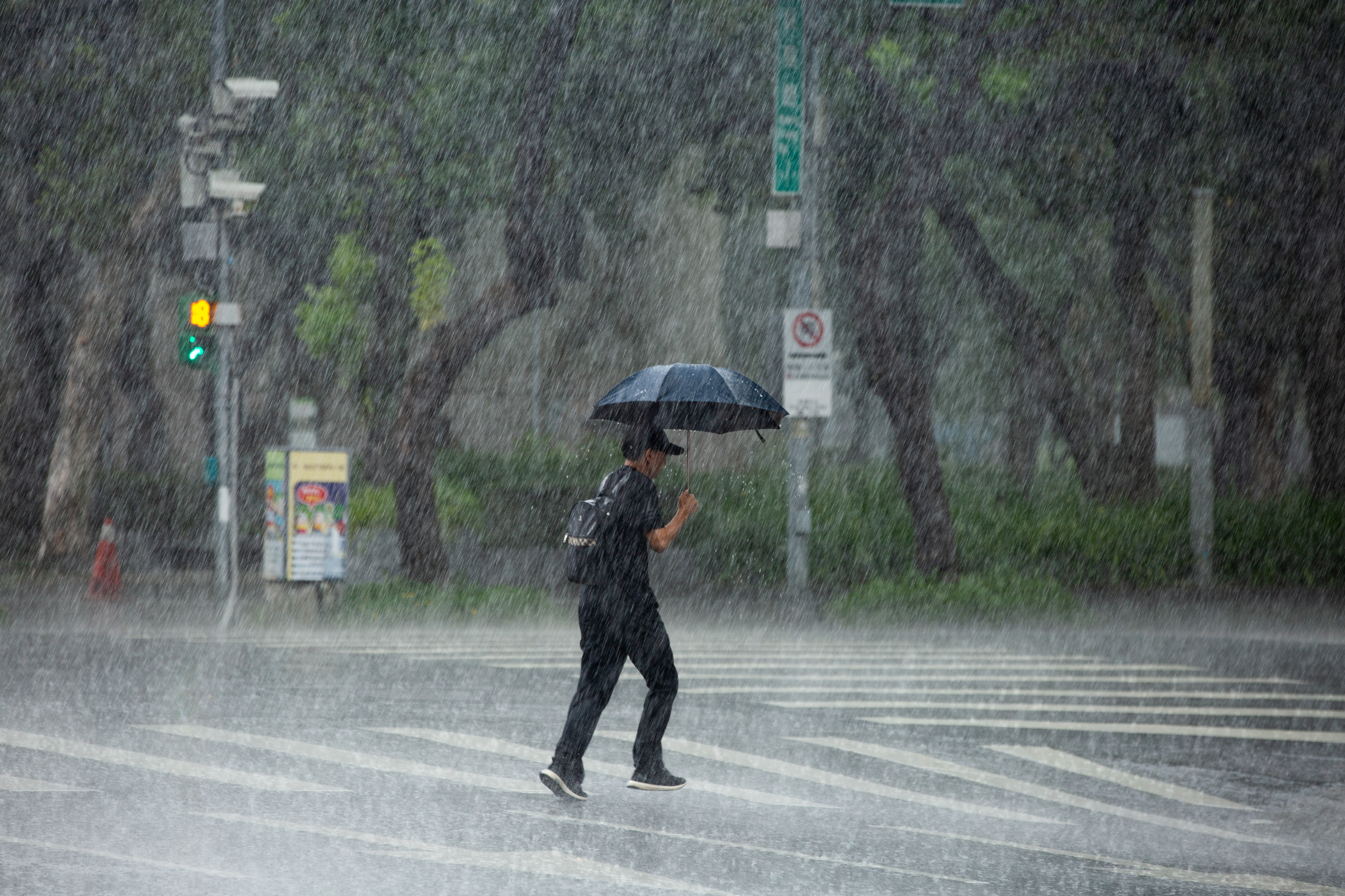 今晚起各地受滯留鋒面及西南氣流影響，將迎來不輸颱風的雨勢。（本刊資料照）