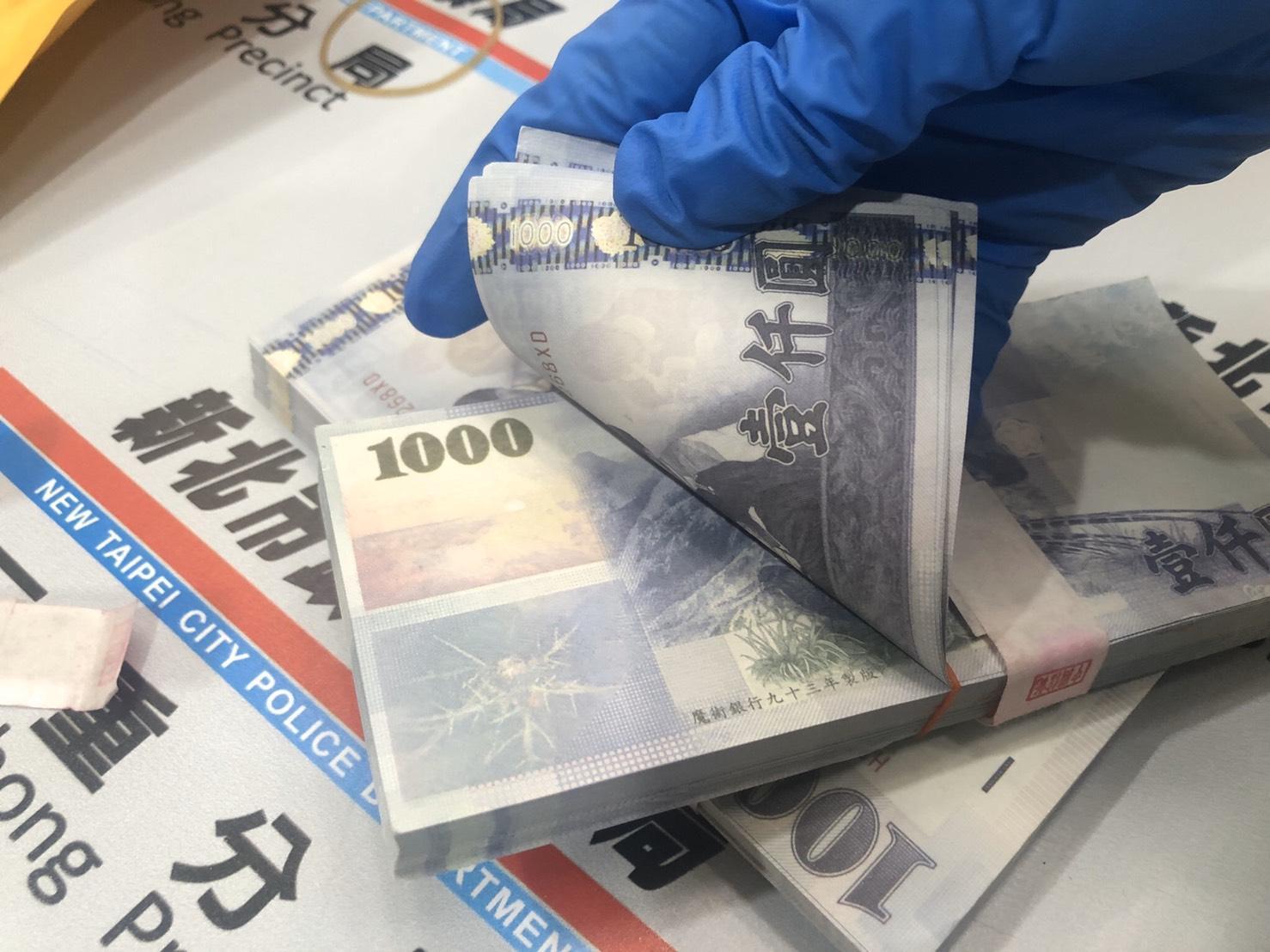 金黨騙徒用玩具鈔詐騙價值50萬的真勞力士水鬼錶。(翻攝畫面)